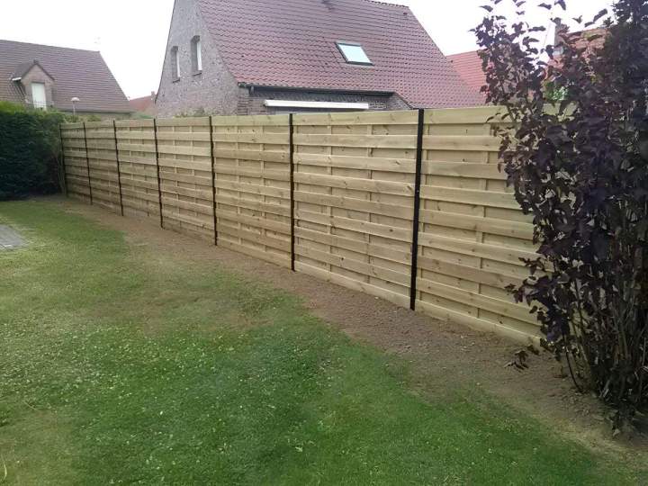 Un expert en pose de clôture à votre service.